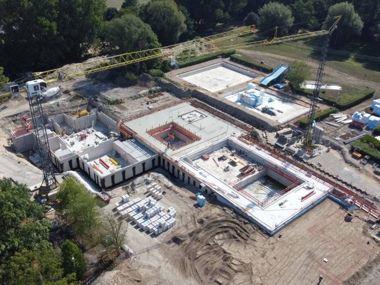 Die Baustelle eines Schwimmbads.